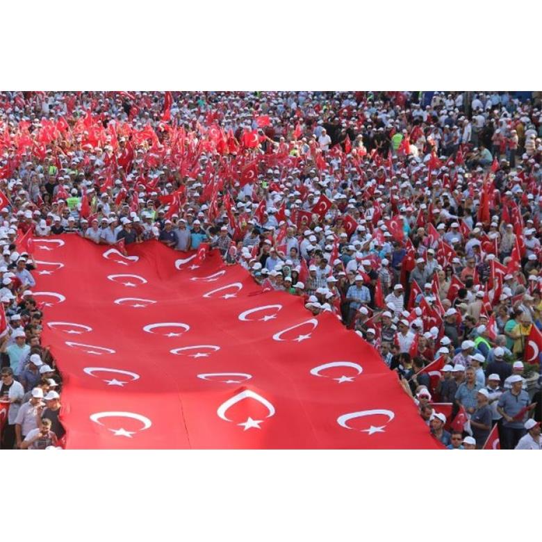 YÜZ BİNLER HEP BİR AĞIZDAN `TERÖRE HAYIR KARDEŞLİĞE EVET` DİYE HAYKIRDI