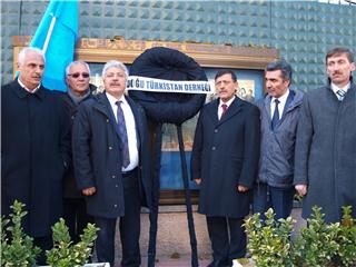 ÇİN BÜYÜK ELÇİLİĞİNE SİYAH ÇELENK BIRAKILDI