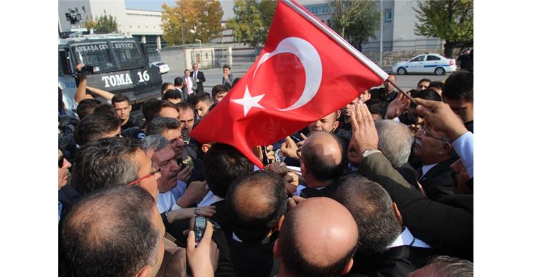 SERVİSLERİN KALDIRILMASINI PROTESTOYA POLİS MÜDAHALE ETTİ