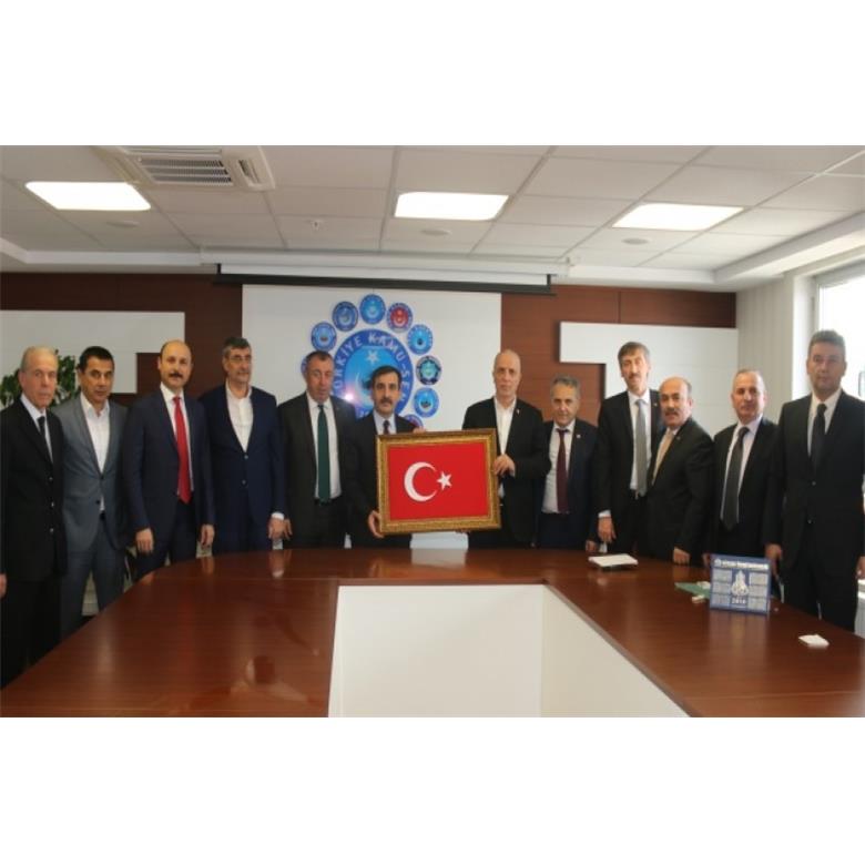 TÜRK-İŞ`TEN GENEL BAŞKAN ÖNDER KAHVECİ`YE HAYIRLI OLSUN ZİYARETİ