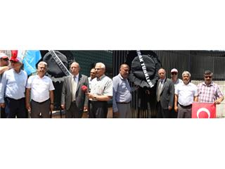 ABD VE ÇİN BÜYÜKELÇİLİKLERİNE SOYDAŞLARIMIZ İÇİN SİYAH ÇELENK BIRAKTIK