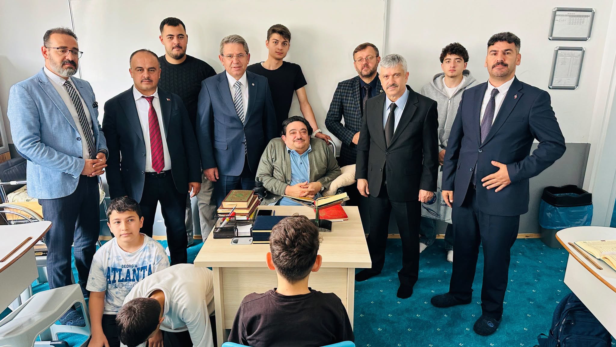 BİR TEKERLEKLİ SANDALYEDE KOCAMAN BİR GÖNÜL: METİN ŞENGÜL HOCA
